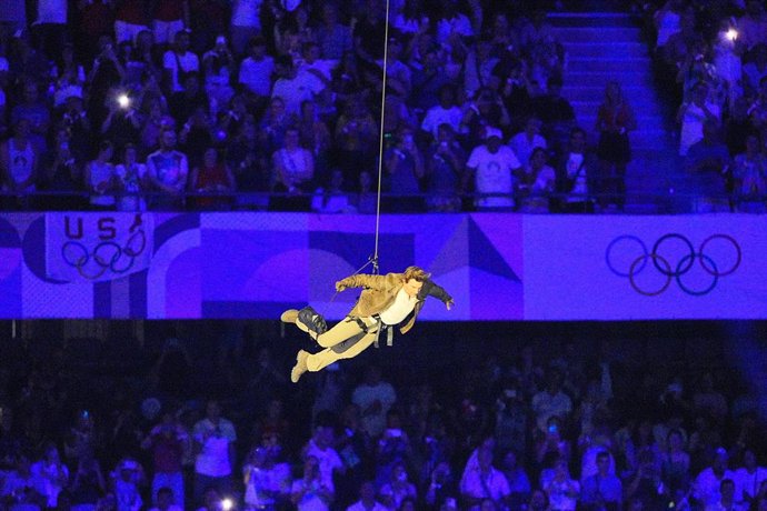 11 August 2024, France, Paris: US actor Tom Cruise is roped down on the Stade de France during the closing ceremony of the Paris 2024 Olympic Games. Photo: Michael Kappeler/dpa