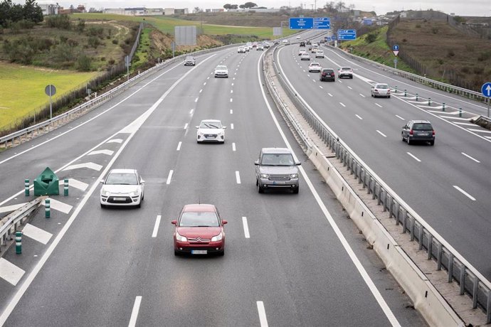 Archivo - Varios coches circulan por la autovía del Suroeste, A-5, a 8 de enero de 2023, en Madrid (España). En el dispositivo de tráfico para la tercera y última fase de la operación especial de la Dirección General de Tráfico de Navidad se esperan que e