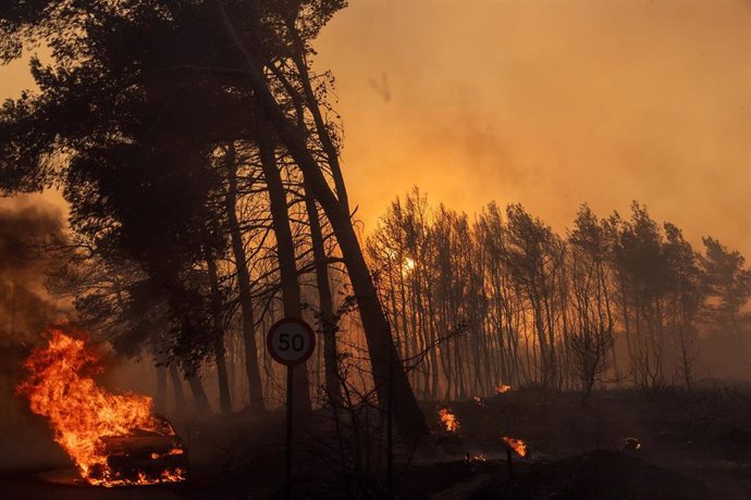 Imagen de archivo de un incendio forestal cerca de Atenas. 