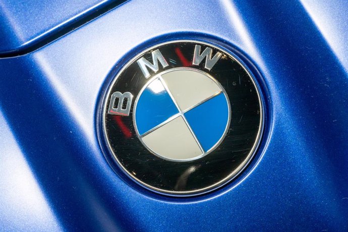 Archivo - FILED - 03 April 2023, Bavaria, Munich: The BMW logo is attached to the hood of one of the brand's vehicles at BMW Welt. 