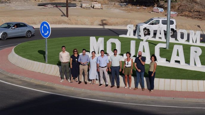 El presidente  de la Diputación de Almería, Javier A. García, y el alcalde de Mojácar, Francisco García, visitan la rotodan de mejora al acceso al centro de salud del municipio.