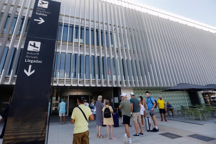 Archivo - Pasajeros en el Aeropuerto Internacional de la Región de Murcia (AIRM)