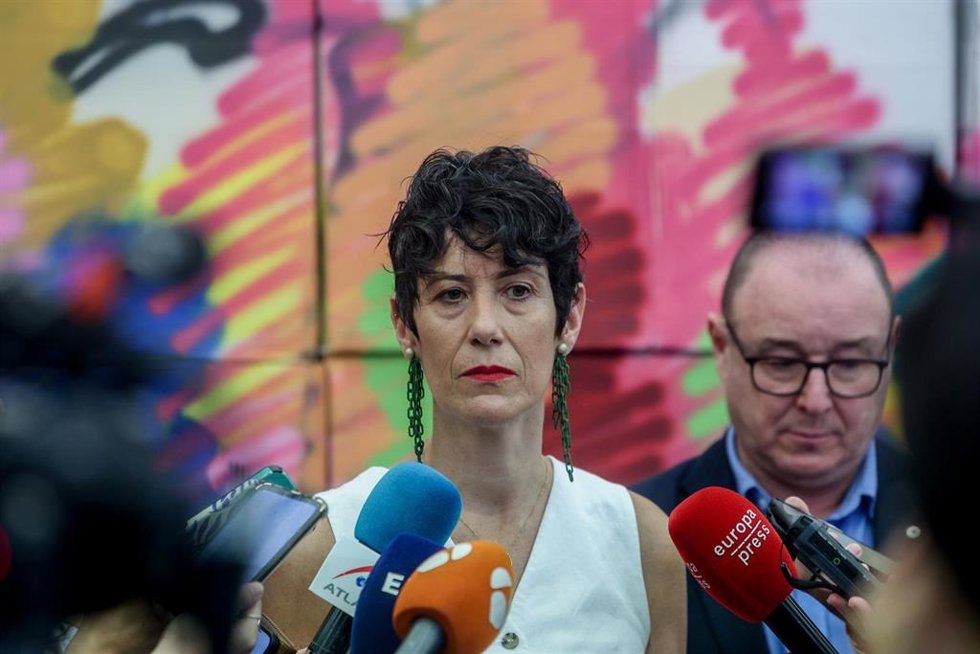 La ministra de Inclusión, Seguridad Social y Migraciones, Elma Saiz, y el director del Área de Migraciones de Cruz Roja Española (CRE), José Javier Sánchez Espinosa, atienden a los medios de comunicación tras el acto de entrega del Informe del Sistema d