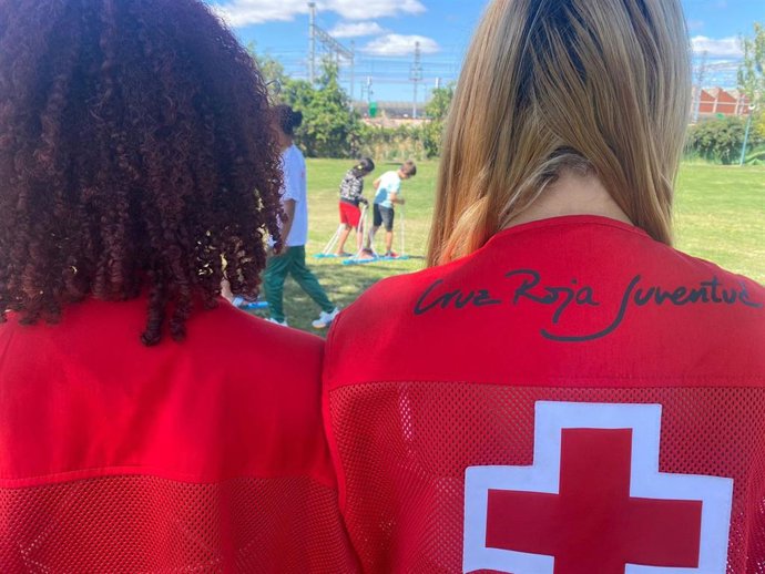 Voluntarios de Cruz Roja Juventud durante el desarrollo de sus programas destinados a menores.