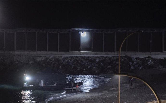 Una lancha de la Guardia Civil trabaja en el lugar de los hechos, a 11 de agosto de 2024, en Ceuta 
