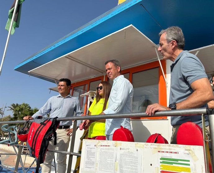 El consejero de Presidencia, Portavocía, Acción Exterior y Emergencias, Marcos Ortuño, junto con el alcalde de San Javier, José Miguel Luengo (1i), el director de Seguridad y Emergencias, Pedro Vicente (1d), y una socorrista del Plan Copla