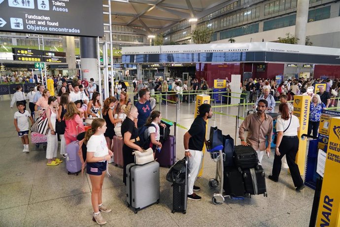 Imagen de archivo de pasajeros en el aeropuerto de Málaga.