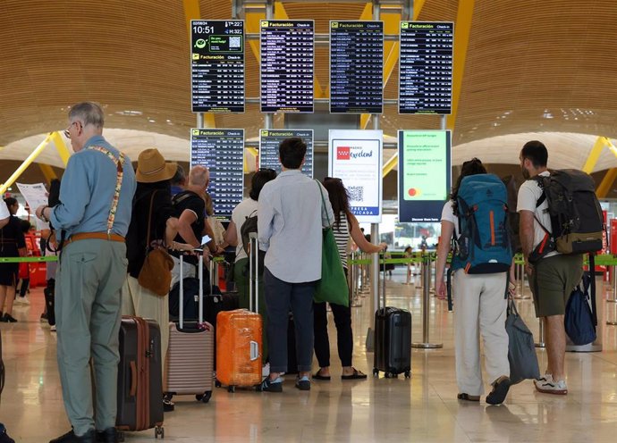 Varias personas en el Aeropuerto Adolfo Suárez Madrid-Barajas, a 2 de agosto de 2024, en Madrid (España). 