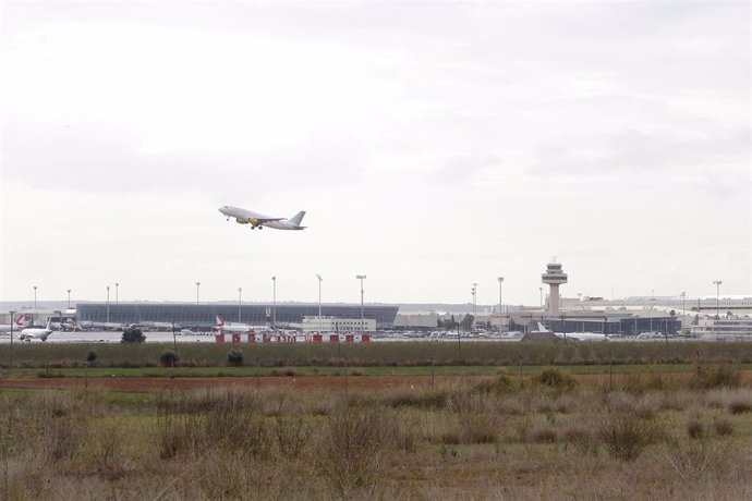 Archivo - Un avión despega en el aeropuerto de Palma.