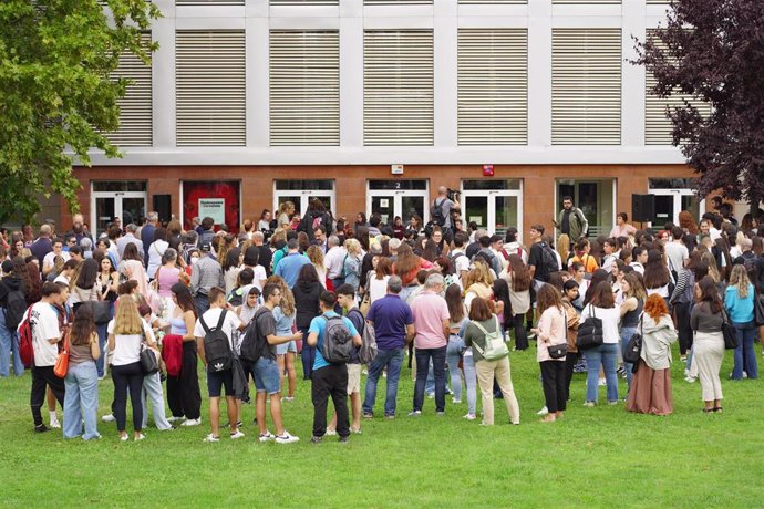 Archivo - Un grupo de jóvenes durante una concentración.