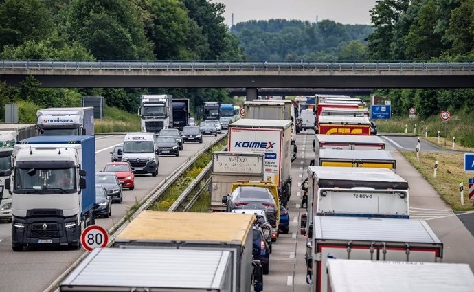 Una perspectiva para un transporte pesado de mercancías respetuoso con el clima: los combustibles sintéticos, derivados principalmente de biomasa, ya pueden reducir significativamente la huella de CO2 de los camiones con la combinación eléctrica actual.