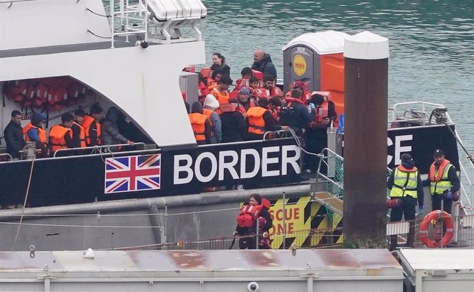 Archivo - Traslado de migrantes al puerto de Dover, en Reino Unido