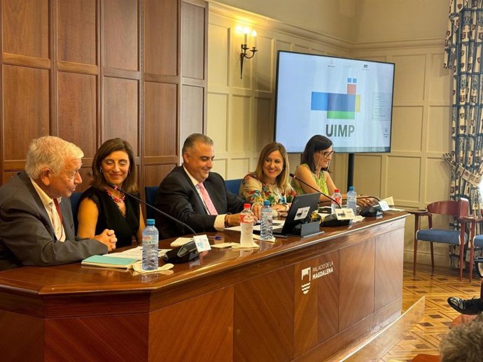 La alcaldesa de Valncia, María José Catalá, en la mesa redonda 'La adaptación al cambio climático en las ciudades' celebrada en Santander