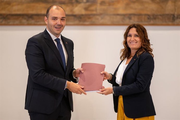 La exconsellera Laura Vilagrà entrega la carpeta de la Conselleria de la Presidencia al conseller Albert Dalmau
