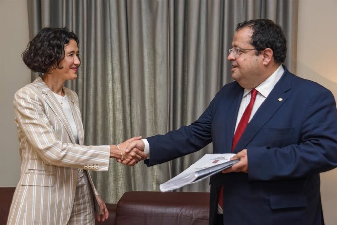 El exconseller de Interior de la Generalitat, Joan Ignasi Elena, traspasa la carpeta del departamento a la nueva consellera, Núria Parlon.