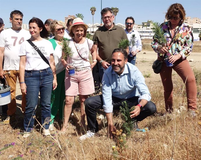 Imagen de archivo del portavoz municipal del PSOE, Daniel Pérez, y la viceportavoz municipal socialista, Begoña Medina, entre otros, en la zona de los antiguos terrenos de Repsol