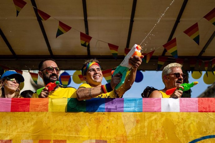 Varias personas durante una manifestación del Pride Barcelona 2024.