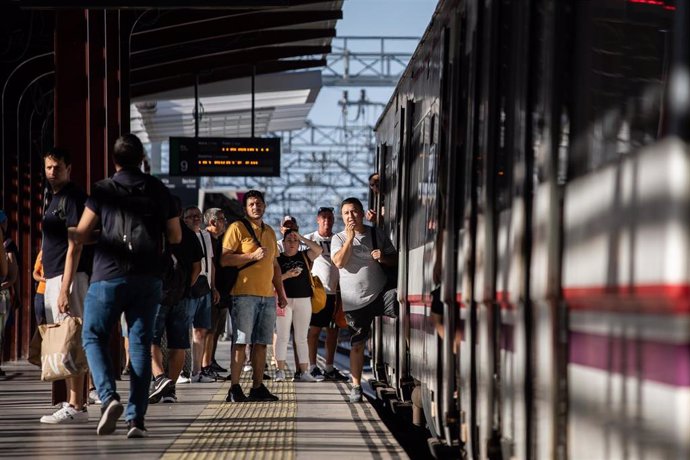 Archivo - Viajeros en la Estación de Cercanías de Chamartín, a 3 de agosto de 2023