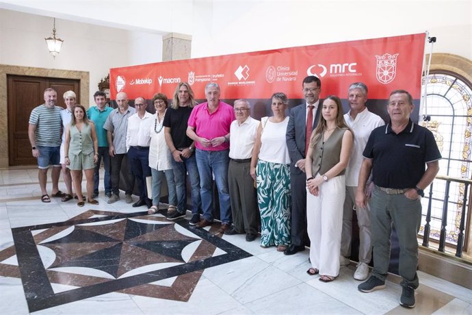 Joseba Asiron y Luis Sabalza con representantes de la organización y patrocinadores de la tercera edición de la 'Copa Sentimiento'.