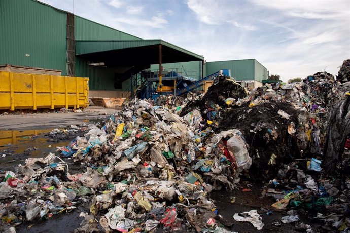 Archivo - Residuos de la planta de reciclaje donde se produjo el incendio, a 28 de abril de 2023, en Colmenar Viejo (Madrid). 