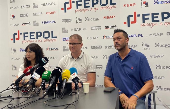 Imma Viudes (izq) y Toni Castejón (dcha), portavoces de Sap-Fepol, y el secretario general de Sap-Fepol y representante de Sme-Fepol Pere Garcia (centro)