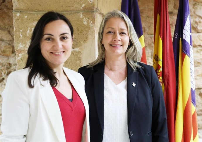 (I-D) La Directora Insular De Apoyo Y Coordinación Municipal, Beatriz Camiña, Y La Consellera Insular De Promoción Económica Y Desarrollo Local, Pilar Amate