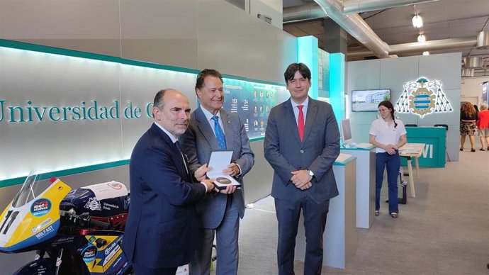 El rector Ignacio Villaverde y el consejero Borja Sánchez presentan, en el Día de la Universidad en la Feria Internacional de Muestras de Asturias, RADAR Lab, una iniciativa dirigida a apoyar a los investigadores de la institución académica que deseen con