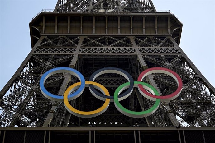 Los anillos olímpicos en la Torre Eiffel de París