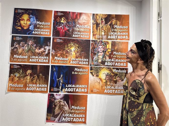 Victoria Abril, junto a los diez carteles de localidades agotadas en las funciones de 'Medusa' en el Festival de Mérida.