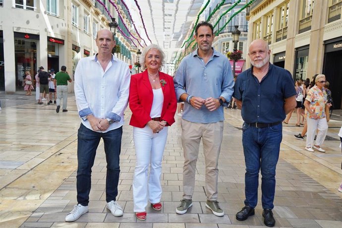La concejala de Servicios Operativos Playas y Fiestas, Teresa Porras, el presidente de la Asociación de Hosteleros de Málaga (Mahos), Javier Frutos; el presidente de la Asociación Centros Histórico de Málaga, Rodrigo Bonanegra, y Salvador Jiménez