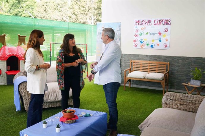 La responsable de Solidaridad de la Fundación Unicaja, Ana Cabrera, ha visitado las instalaciones junto al presidente de la Casa Ronald McDonald Málaga, Rafael Castaño, y la gerente, Belén Collantes.