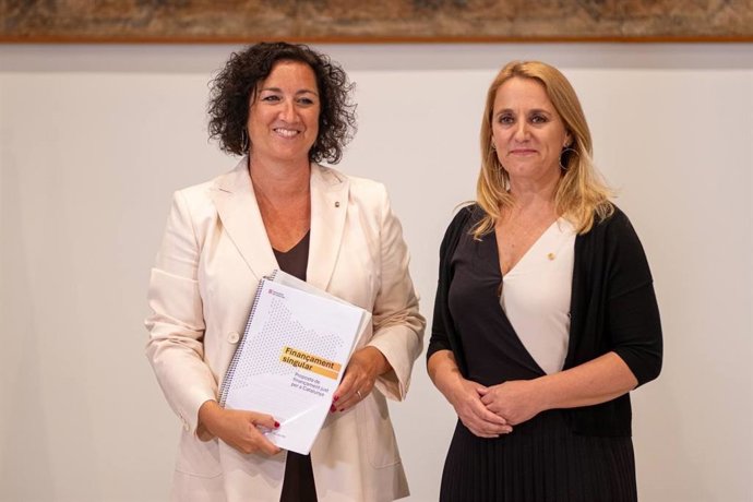 La exconsellera de Economía Natlia Mas entrega la carpeta de la Conselleria a la consellera Alícia Romero