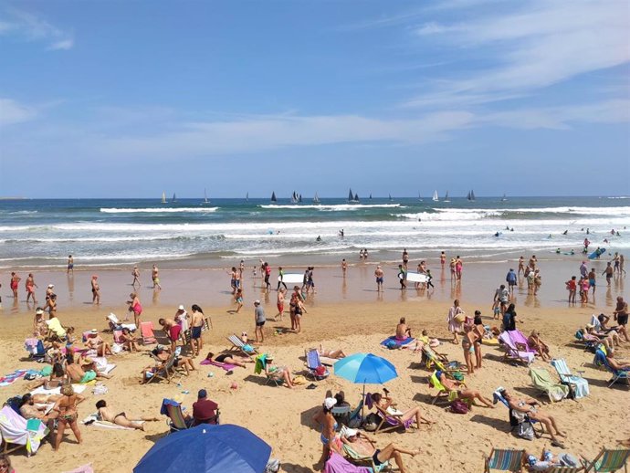 Archivo - Playa de San Lorenzo, en Gijón, en agosto, turismo