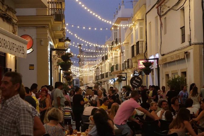 Una calle de Chiclana con ambiente de ocio nocturno.