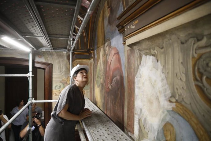 La delegada de Cultura, Turismo y Deporte, Marta Rivera de la Cruz, visita los trabajos de restauración que se están desarrollando en los frescos del Oratorio de la Casa de la Villa