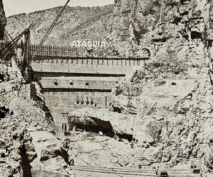 Imagen de la construcción del pantano de Benagéber en 1944, extraída de una publicación de la CHJ de un año después
