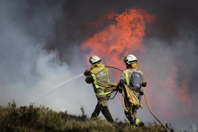 Archivo - Efectivos de la Xunta con base en Becerreá trabajan para extinguir las llamas en un incendio forestal, a 29 de marzo de 2023, en Baleira, Lugo, Galicia (España). El incendio forestal que afecta al ayuntamiento lucense de Baleira ha alcanzado las