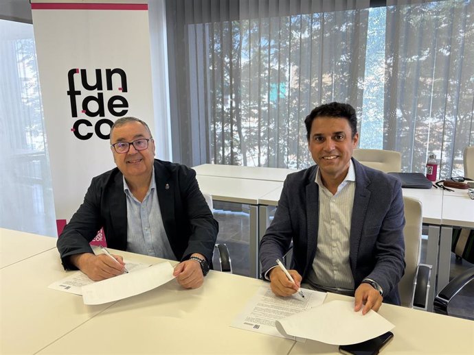 Antonio Arenas y Leopoldo Izquierdo durante la firma del convenio.