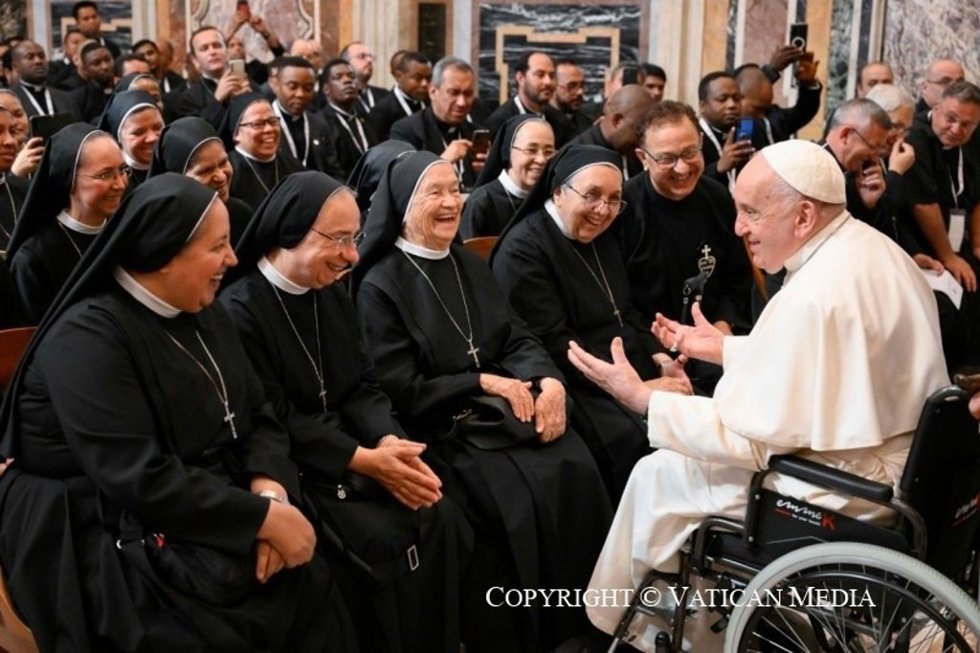 El Papa en una audiencia con religiosas.