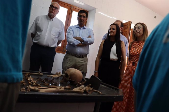 El vicepresidente segundo, José Manuel Caballero, en una visita al proyecto de exhumación de fosas en el cementerio de Manzanares.