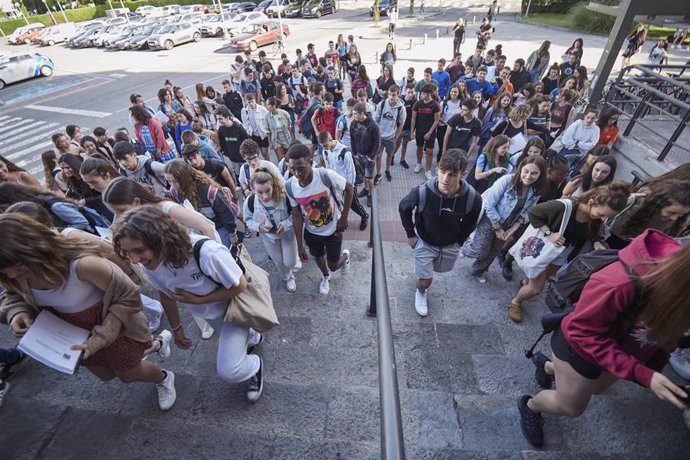 Archivo - Jóvenes se dirigen a las pruebas de Evaluación para el Acceso a la Universidad (EvAU), en la Universidad Pública de Navarra (UPNA), a 7 de junio de 2022, en Pamplona, Navarra (España).