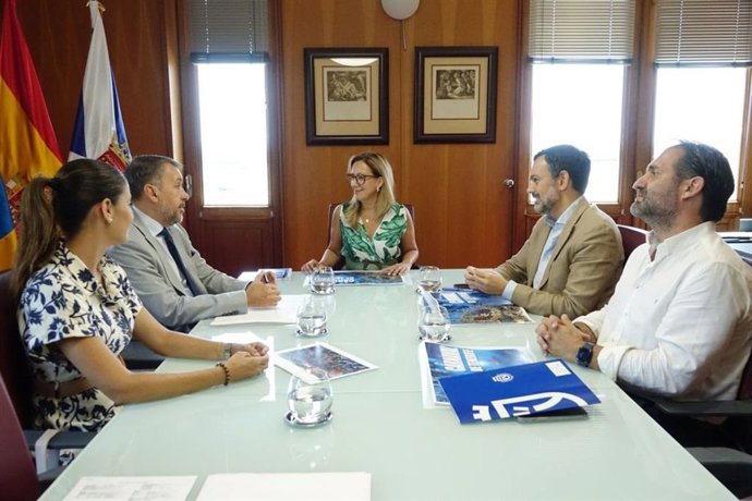 La presidenta y el vicepresidente del Cabildo, Rosa Dávila y Lope Afonso, con el alcalde de Santa Cruz, José Manuel Bermúdez