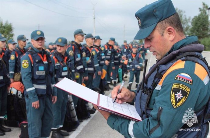 El presidente ucraniano, Volodimir Zelenski, saluda al comandante del Ejército, Oleksander Sirski.