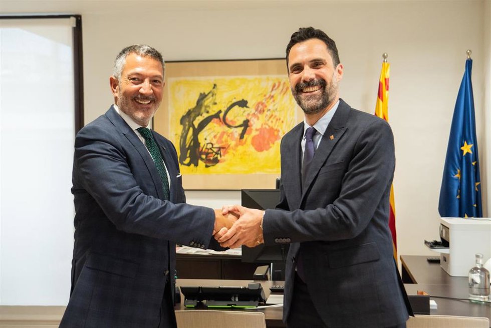 El recién nombrado conseller de Empresa y Trabajo de la Generalitat, Miquel Smper, recibe la carpeta del departamento de la mano del ya exconseller Roger Torrent