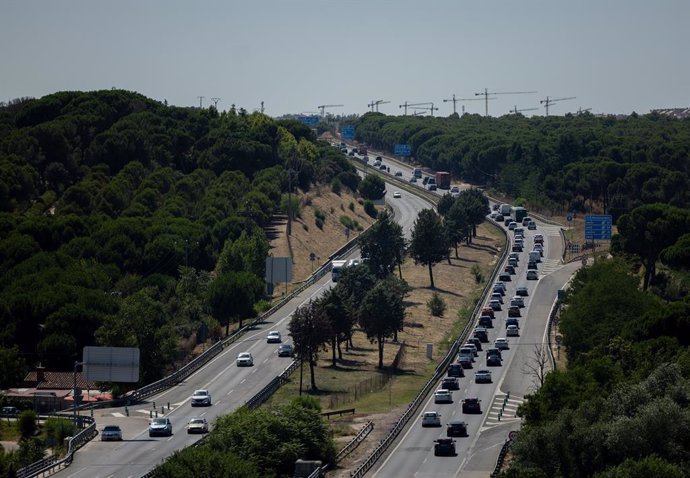 Varios vehículos durante la 'Operación Especial 1º de agosto' en la A-5, a 31 de julio de 2024, en Madrid (España). 