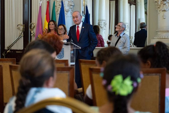 El alcalde de Málaga, Francisco de la Torre, recibe a un grupo de niños del programa 'Vacaciones en Paz'