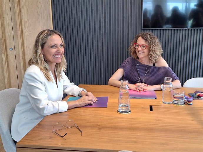 La nueva consellera de Igualdad y Feminismo de la Generalitat, Eva Menor, y la consellera saliente Tània Verge
