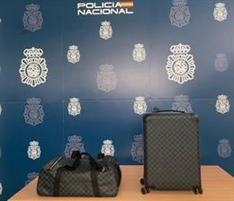 Agentes de la Policía Nacional han detenido a cuatro personas como presuntos autores de varios delitos contra el patrimonio, incluido un robo de dos maletas de marca de lujo valoradas en 4.000 euros.