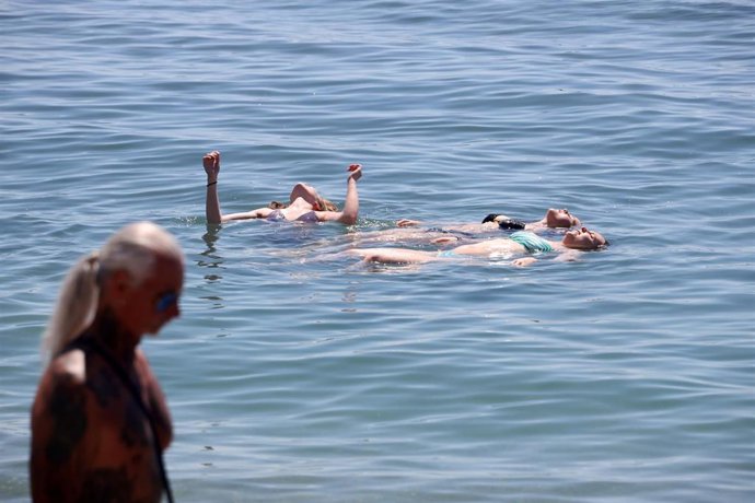 Archivo - Bañistas, imagen de archivo. 