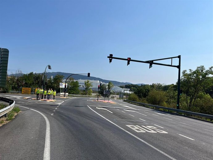 Profesionales de obras públicas en el nuevo carril de acceso al polígono de Landaben